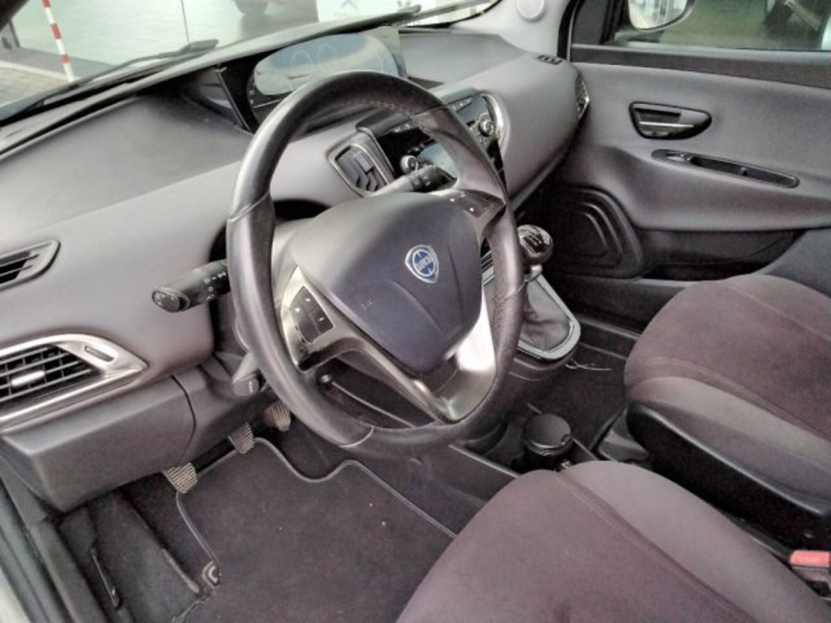 Lancia Ypsilon 1.2 69 CV 5 porte Platinum (16)