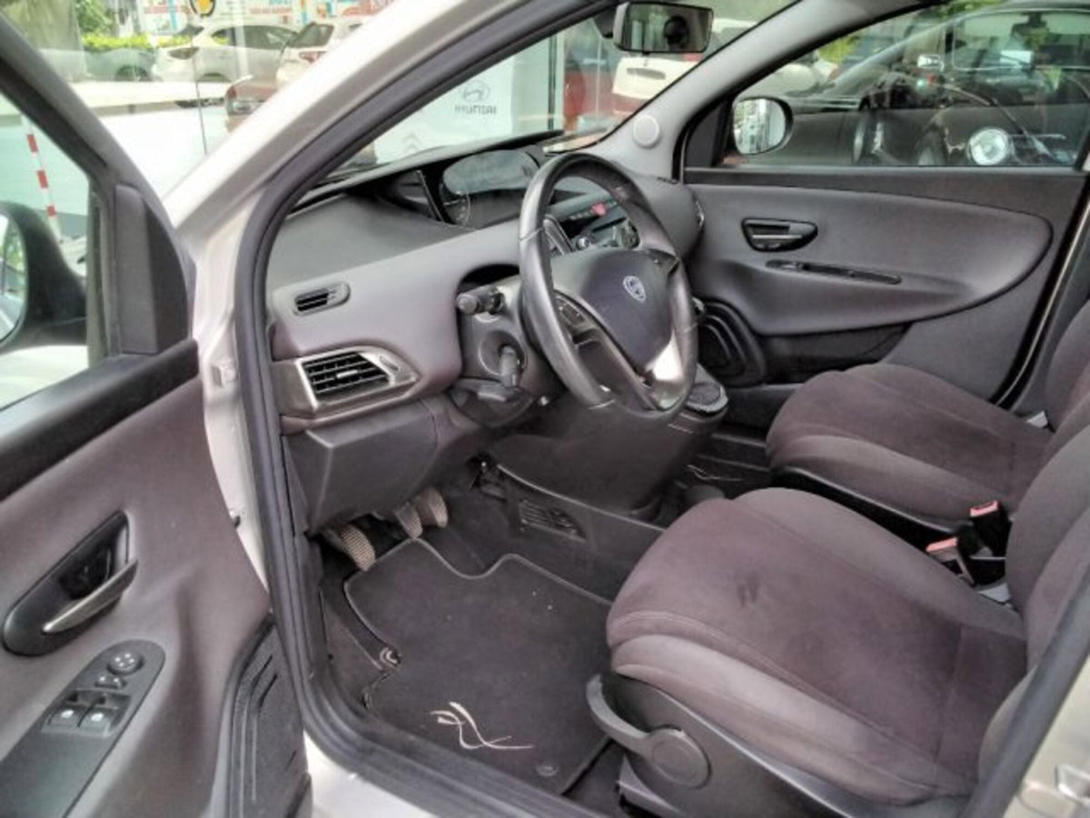 Lancia Ypsilon 1.2 69 CV 5 porte Platinum (17)