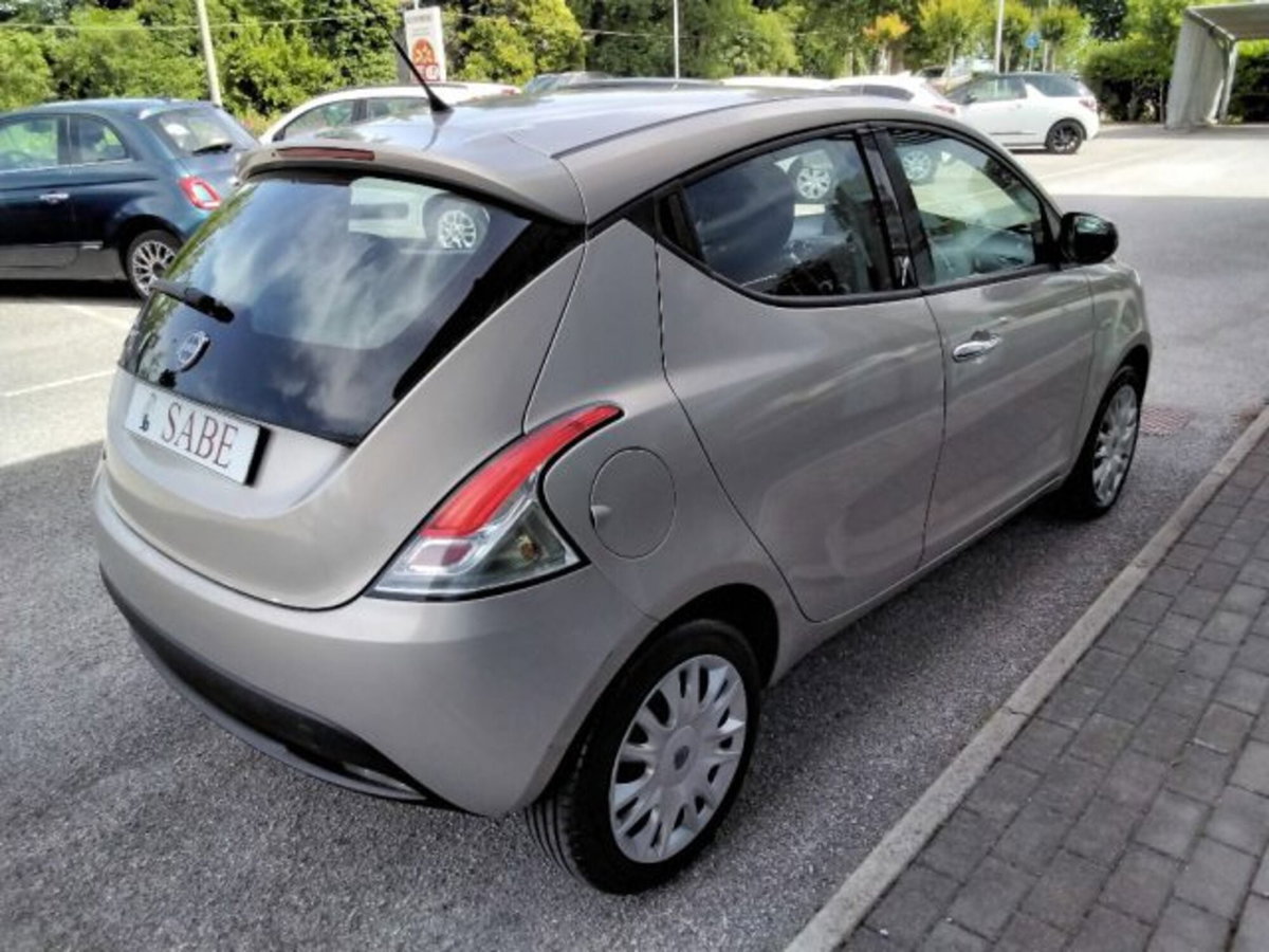 Lancia Ypsilon 1.2 69 CV 5 porte Platinum (8)