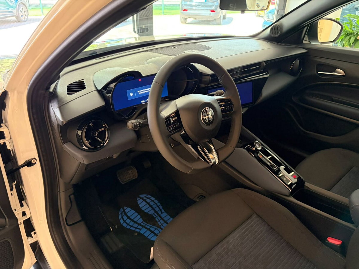 Alfa Romeo Junior 1.2 ibrida 145cv edct6 (8)
