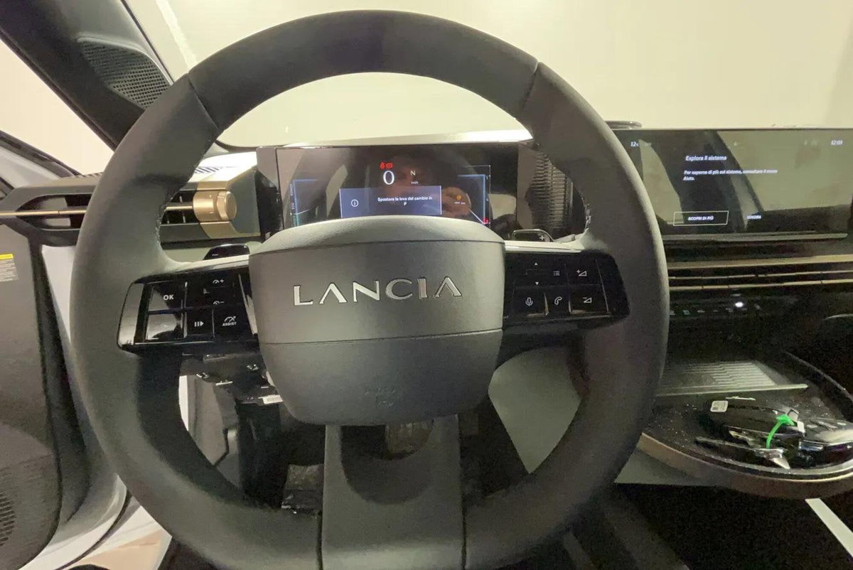 Lancia Ypsilon 1.2 mhev 110cv e-dct (11)