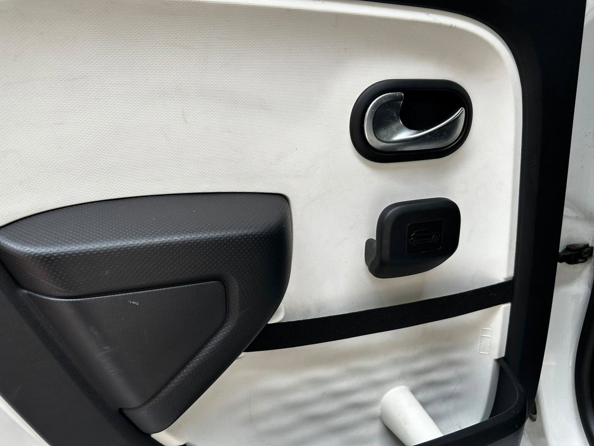 Renault Twingo 1.0 SCe Live (15)