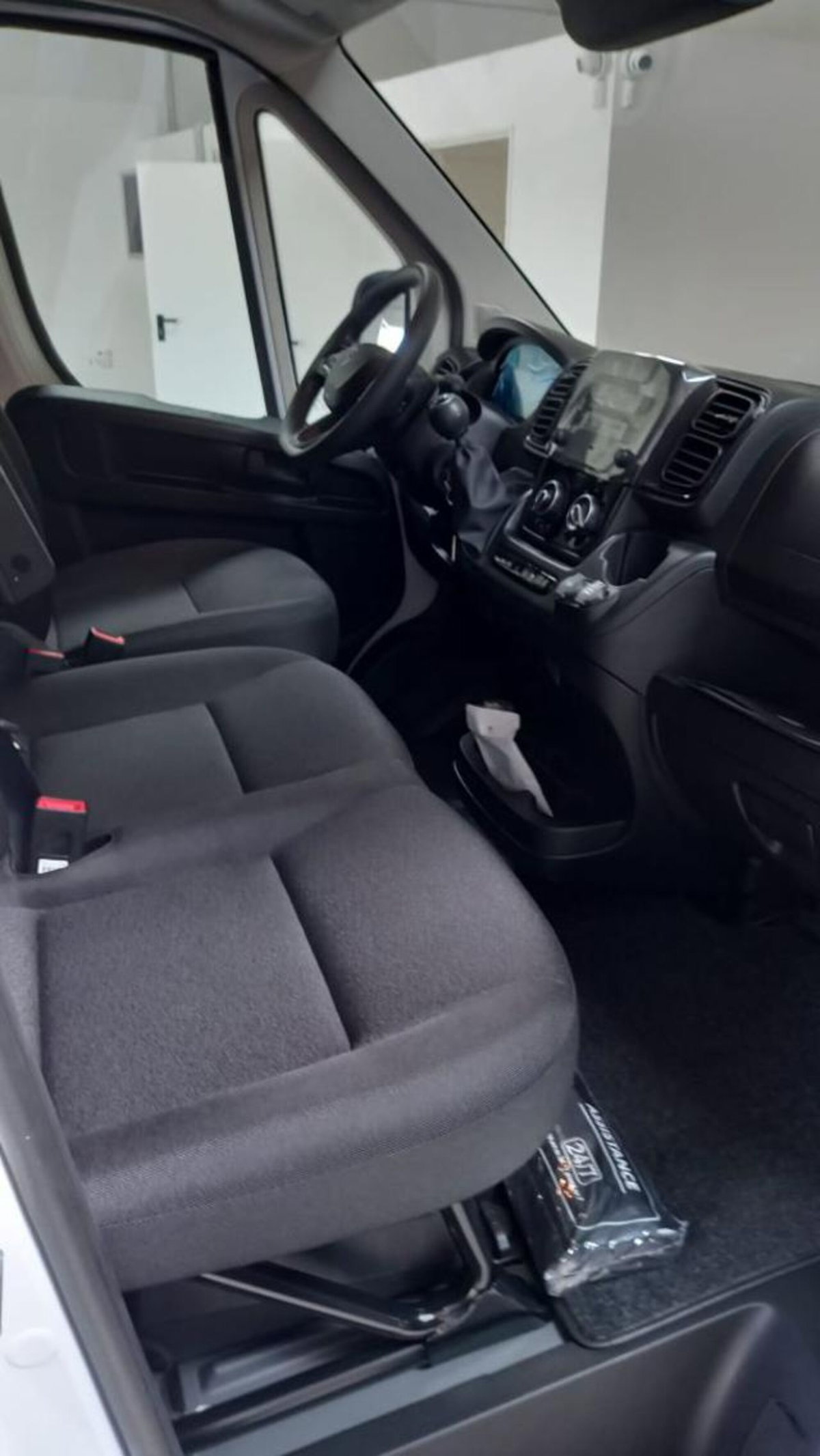 Peugeot Boxer Furgone 335 2.2 BlueHDi 140 S&S PM-TM Furgone Vetrato (9)