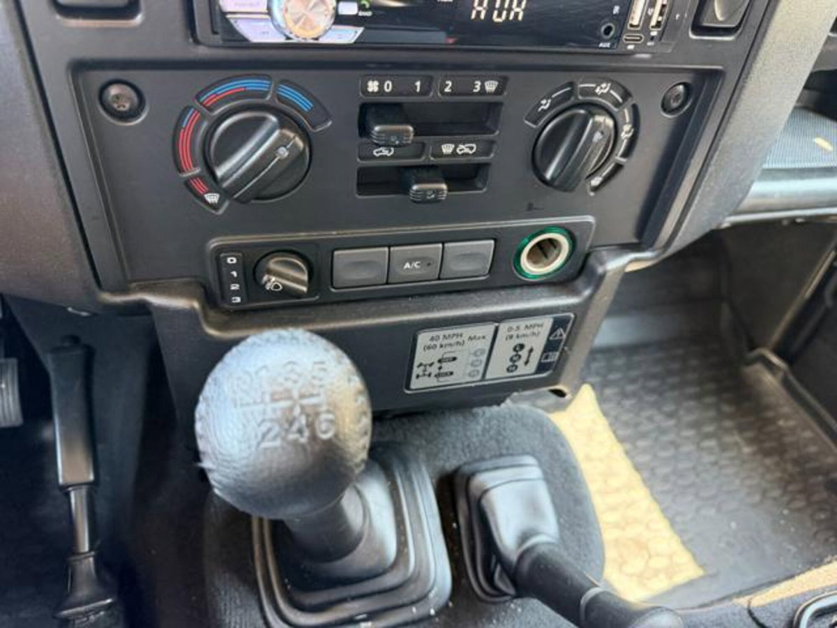Land Rover Defender 110 2.2 TD4 Station Wagon N1 (17)