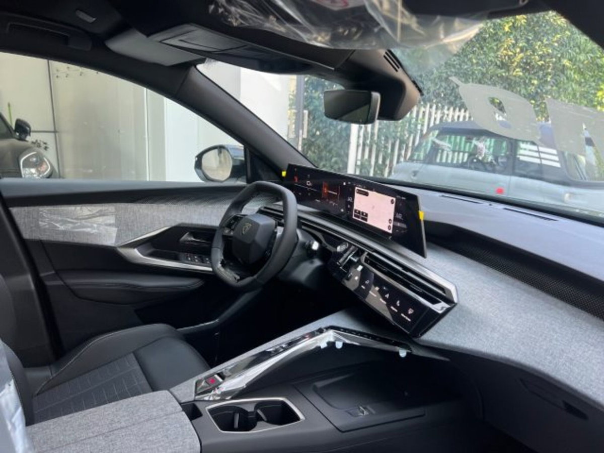 Peugeot 3008 1.2 hybrid GT 145cv e-dcs6 (15)