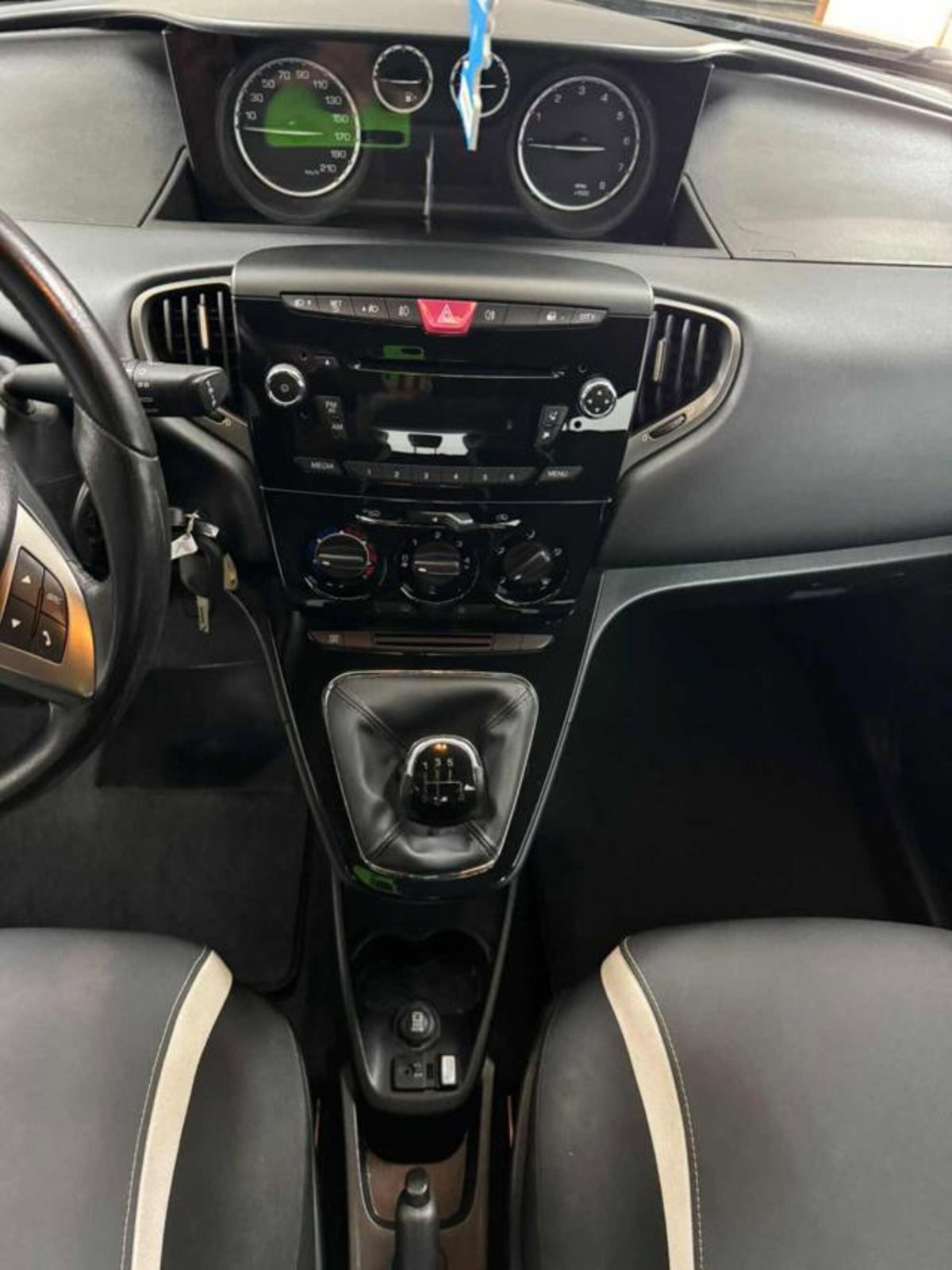 Lancia Ypsilon 1.2 69 CV 5 porte Gold (7)