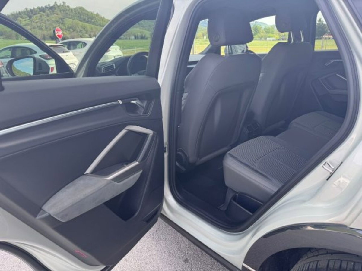 Audi Q3 Sportback 35 2.0 tdi Identity Black s-tronic (20)