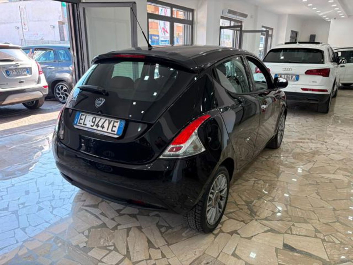 Lancia Ypsilon 1.2 69 CV 5 porte Gold (4)