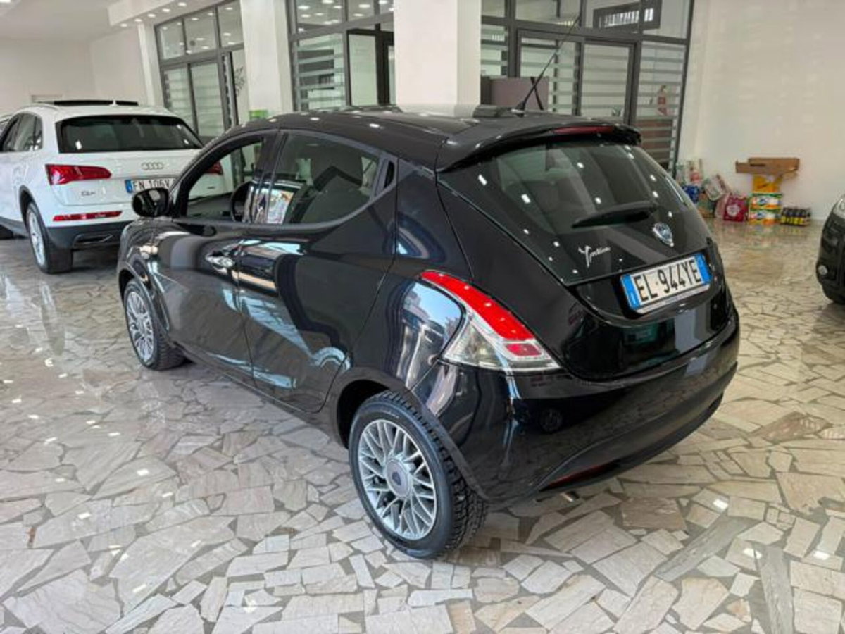 Lancia Ypsilon 1.2 69 CV 5 porte Gold (6)