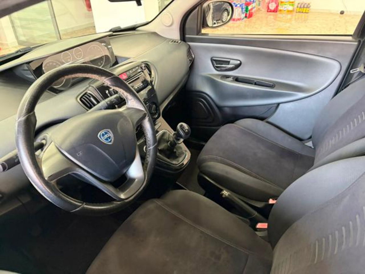 Lancia Ypsilon 1.2 69 CV 5 porte Gold (7)