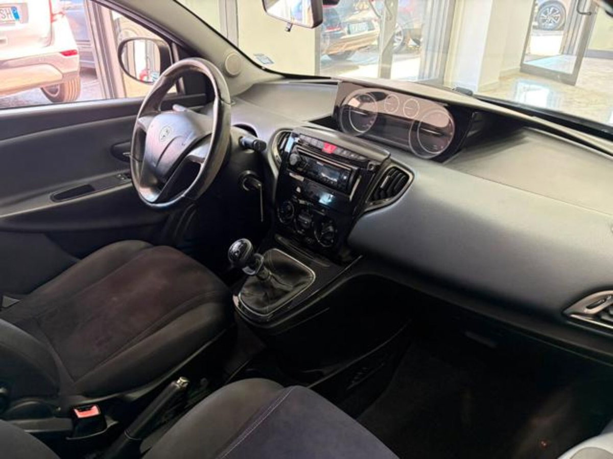 Lancia Ypsilon 1.2 69 CV 5 porte Gold (8)