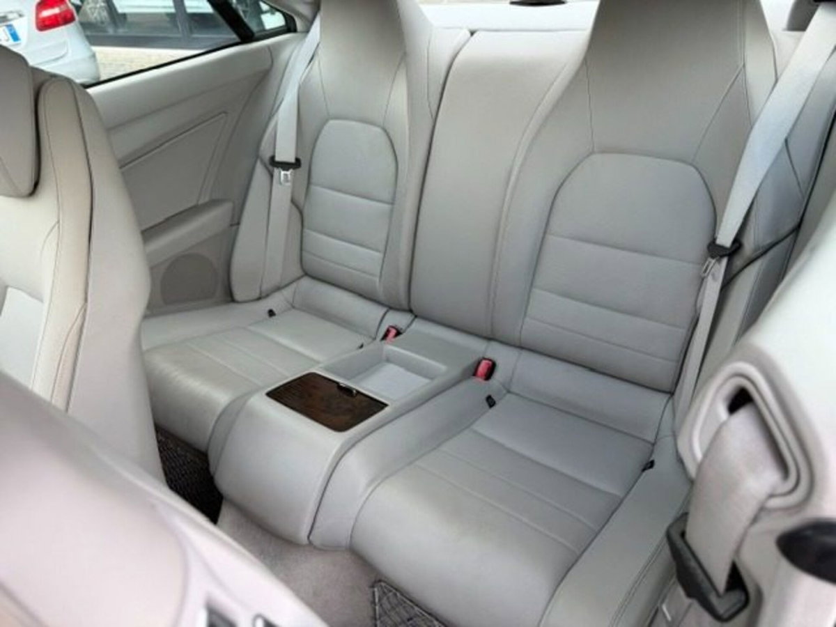 Mercedes-Benz Classe E Coupé 350 CDI Coupé BlueEFFICIENCY Avantgarde (12)