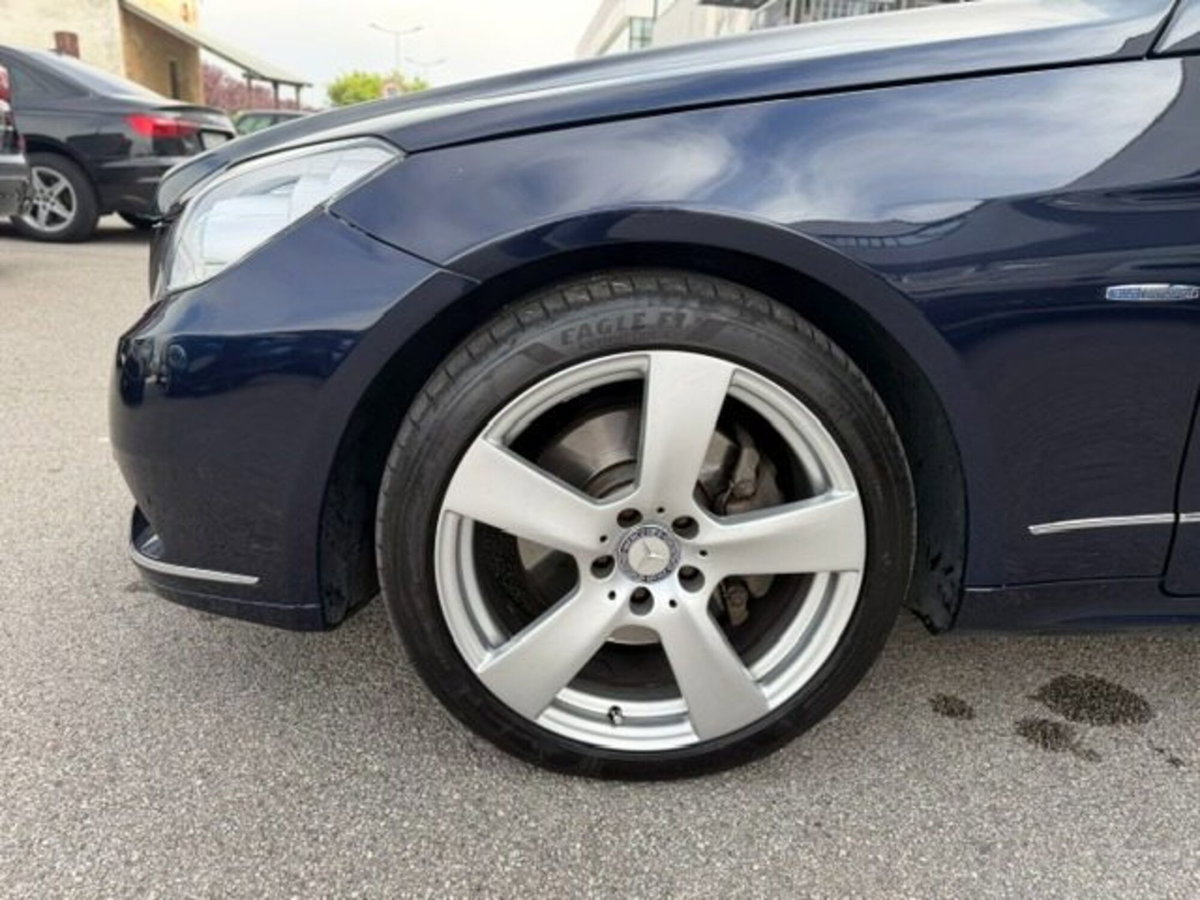 Mercedes-Benz Classe E Coupé 350 CDI Coupé BlueEFFICIENCY Avantgarde (15)