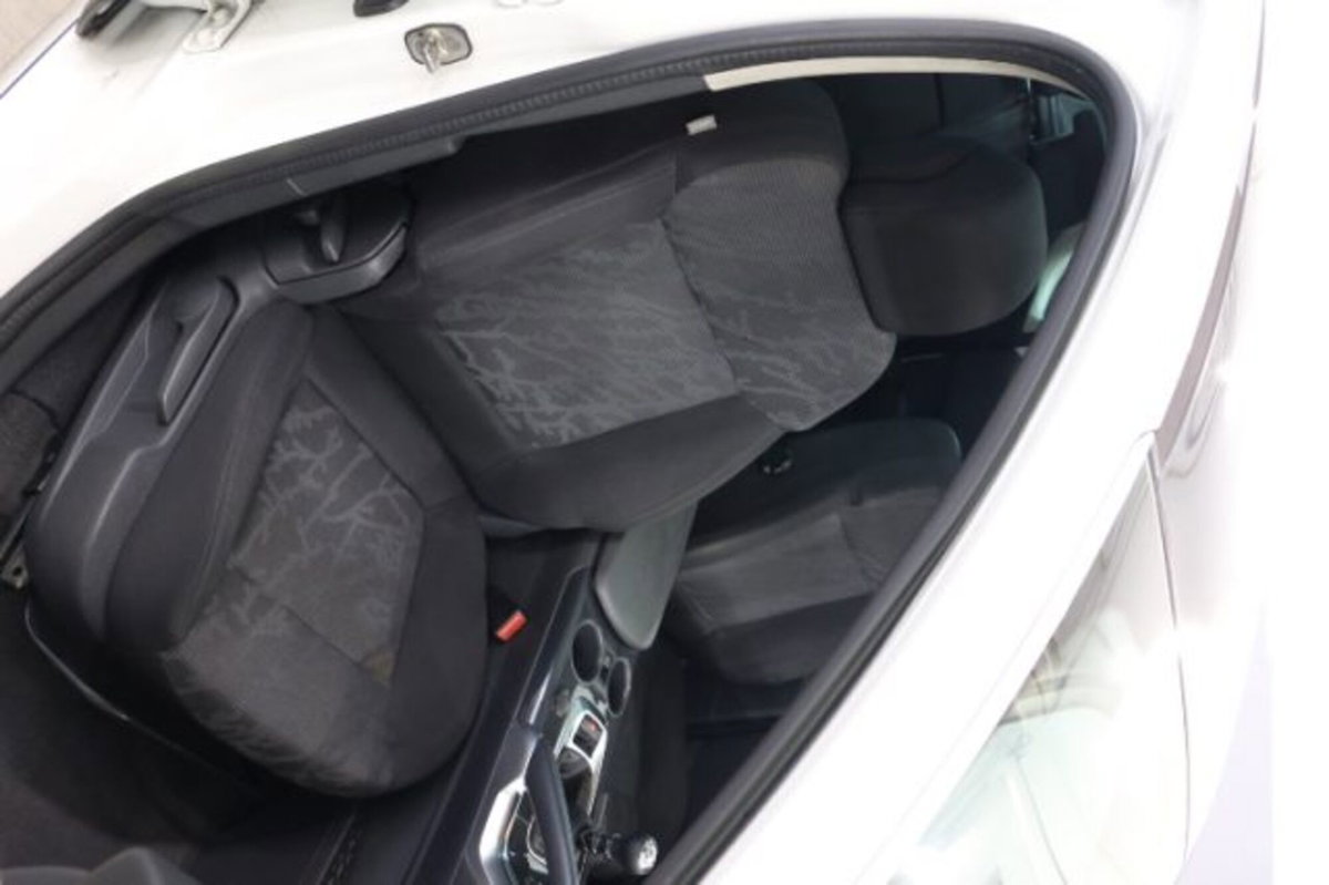Peugeot 3008 2.0 HDi 150CV Business (11)
