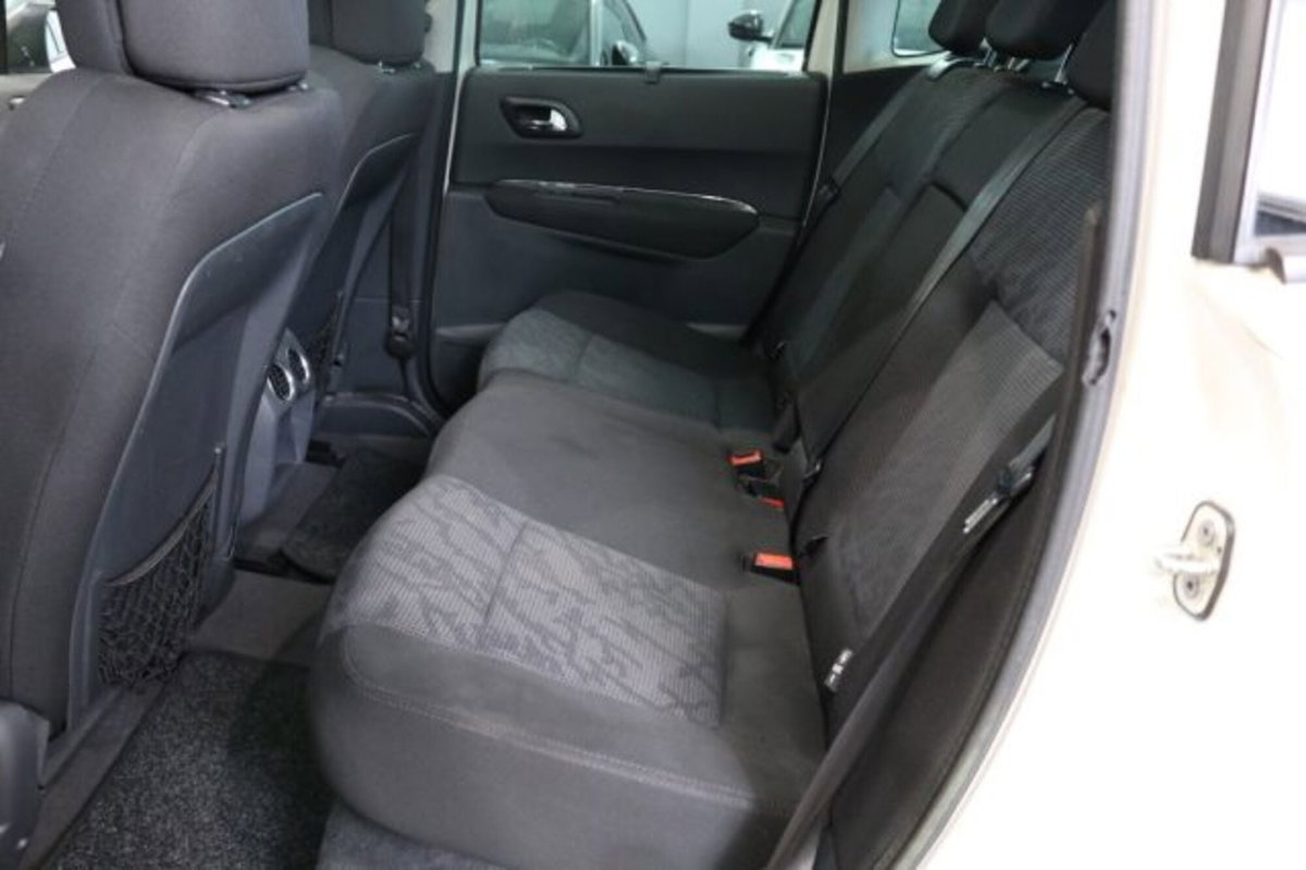 Peugeot 3008 2.0 HDi 150CV Business (9)