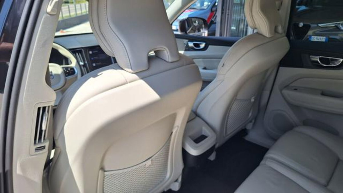 Volvo XC60 B4 (d) AWD automatico Plus Bright N1 (14)