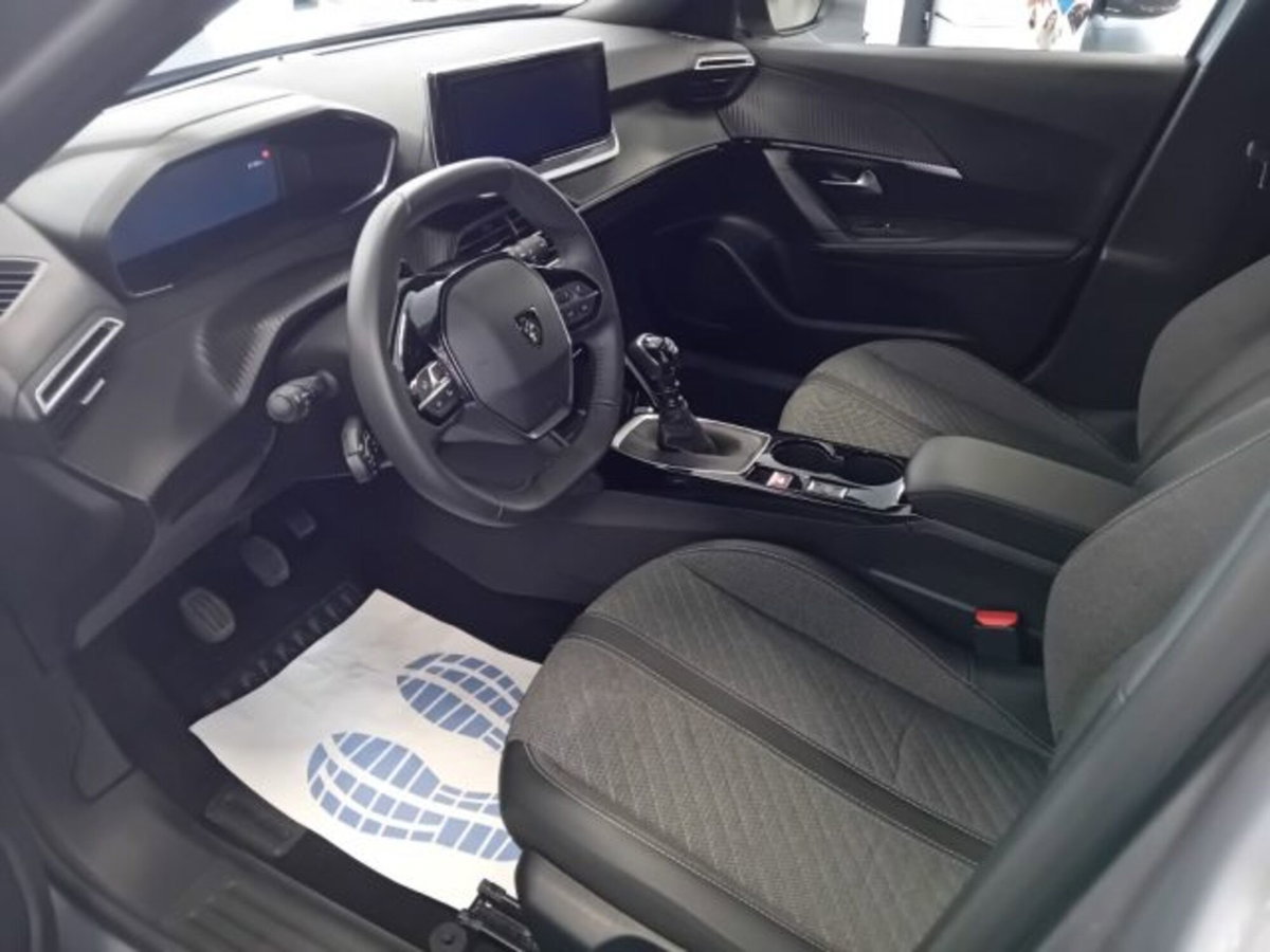 Peugeot 2008 PureTech 100 S&S Allure (11)