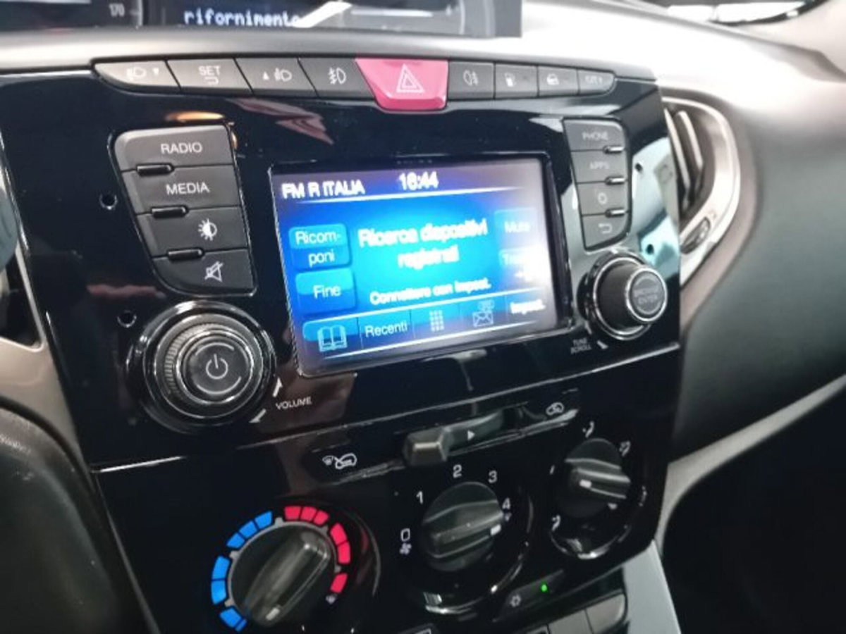 Lancia Ypsilon 0.9 TwinAir 5 porte Metano Ecochic Gold (11)