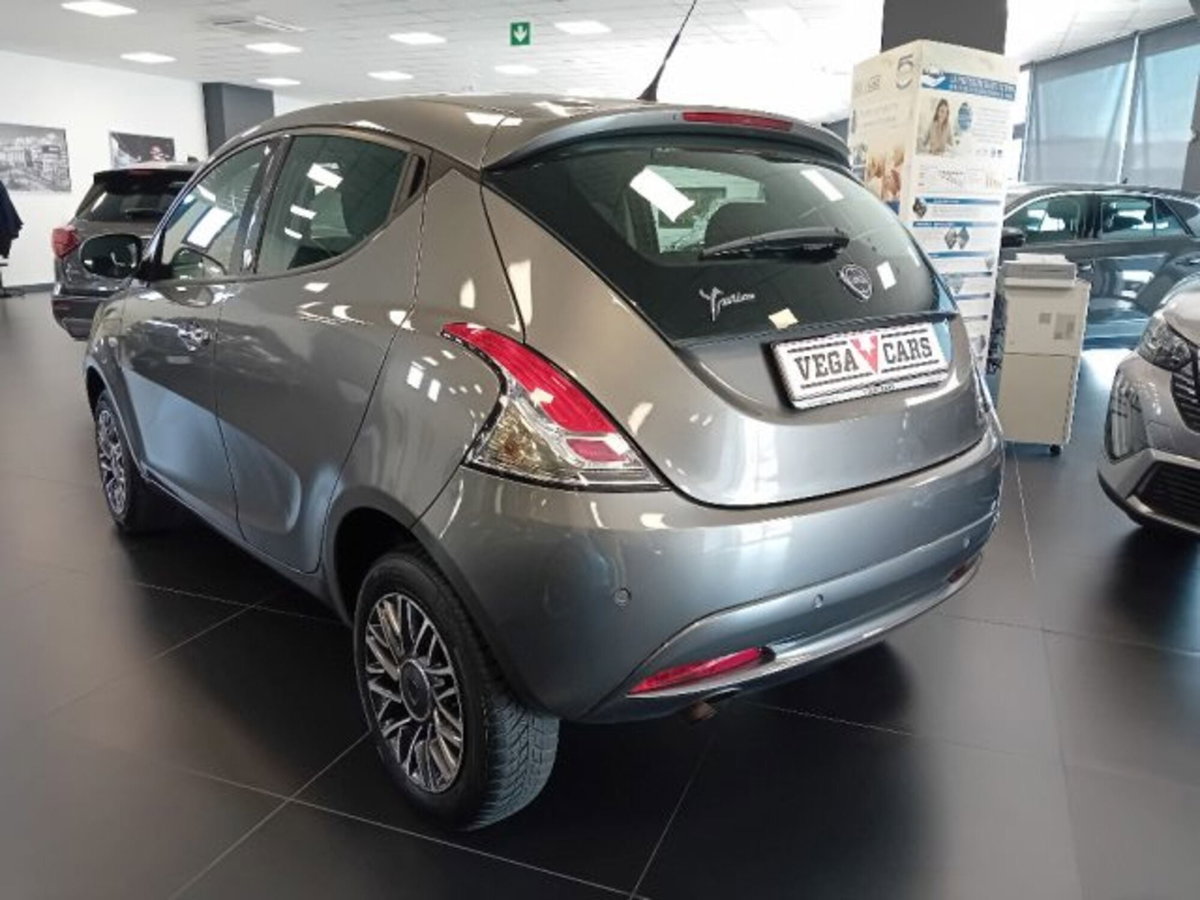 Lancia Ypsilon 0.9 TwinAir 5 porte Metano Ecochic Gold (5)