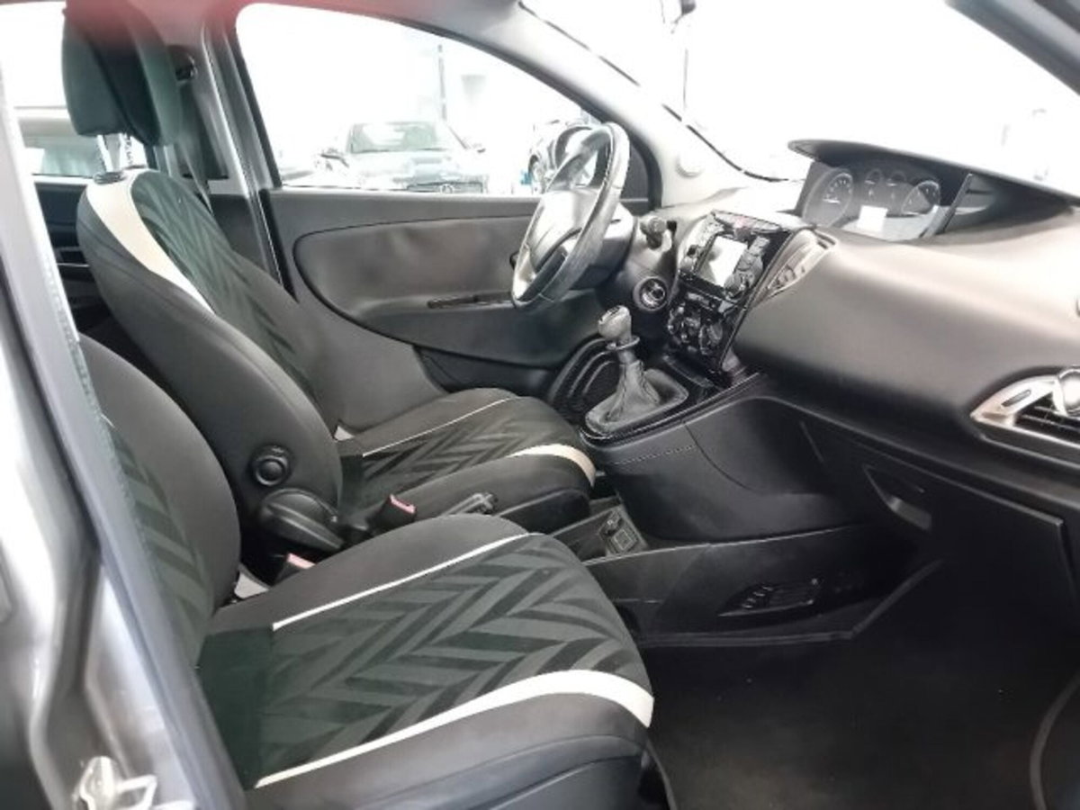 Lancia Ypsilon 0.9 TwinAir 5 porte Metano Ecochic Gold (9)