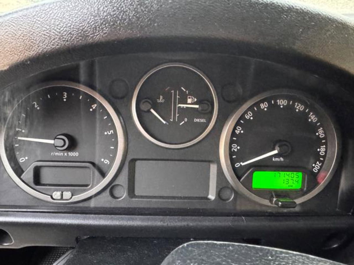Land Rover Defender 110 2.2 TD4 Station Wagon N1 (7)
