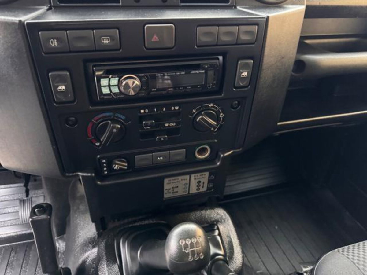 Land Rover Defender 110 2.2 TD4 Station Wagon N1 (13)