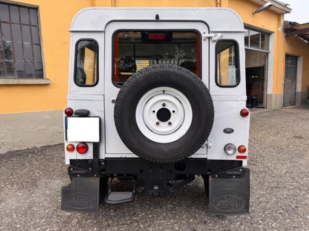 Land Rover Defender 110 2.2 TD4 Station Wagon N1 (6)