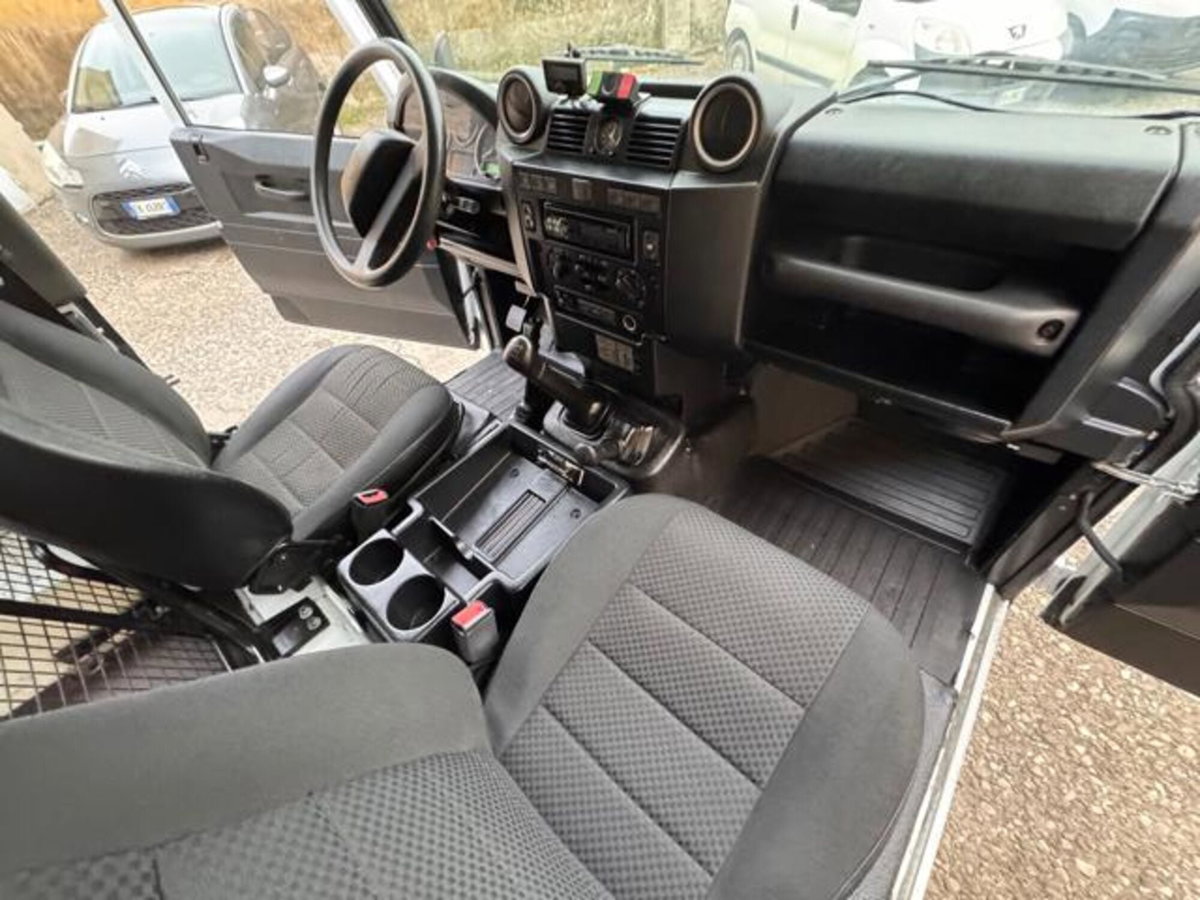 Land Rover Defender 110 2.2 TD4 Station Wagon N1 (8)