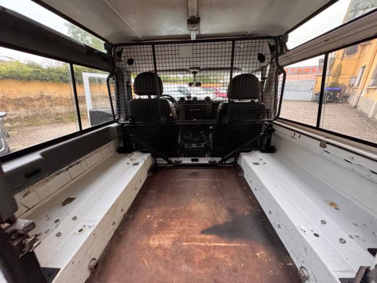 Land Rover Defender 110 2.2 TD4 Station Wagon N1 (11)