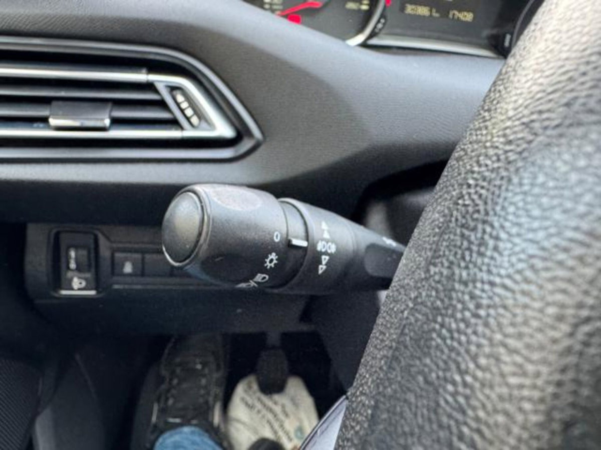 Peugeot 308 SW 1.6 HDi 92 CV Business (20)