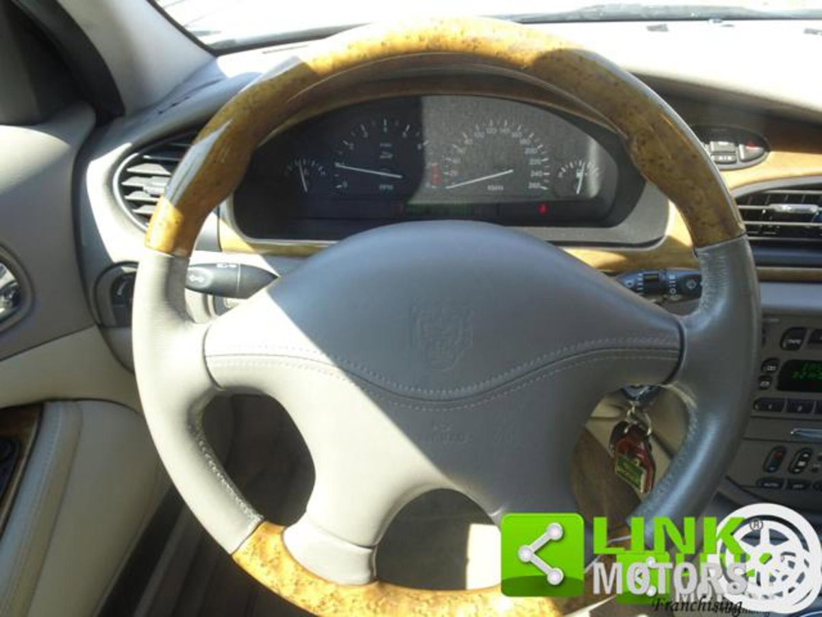 Jaguar S-Type 3.0 V6 Executive (11)