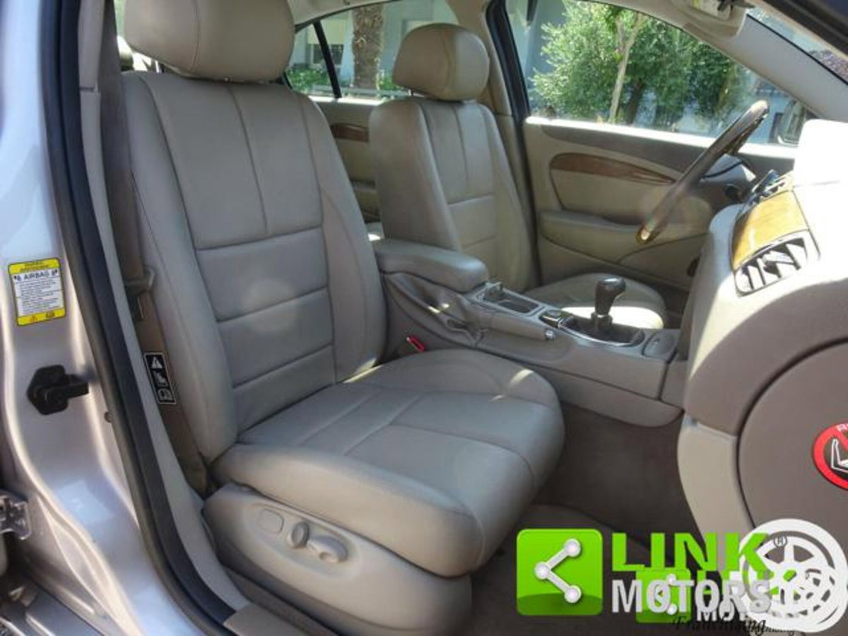 Jaguar S-Type 3.0 V6 Executive (13)