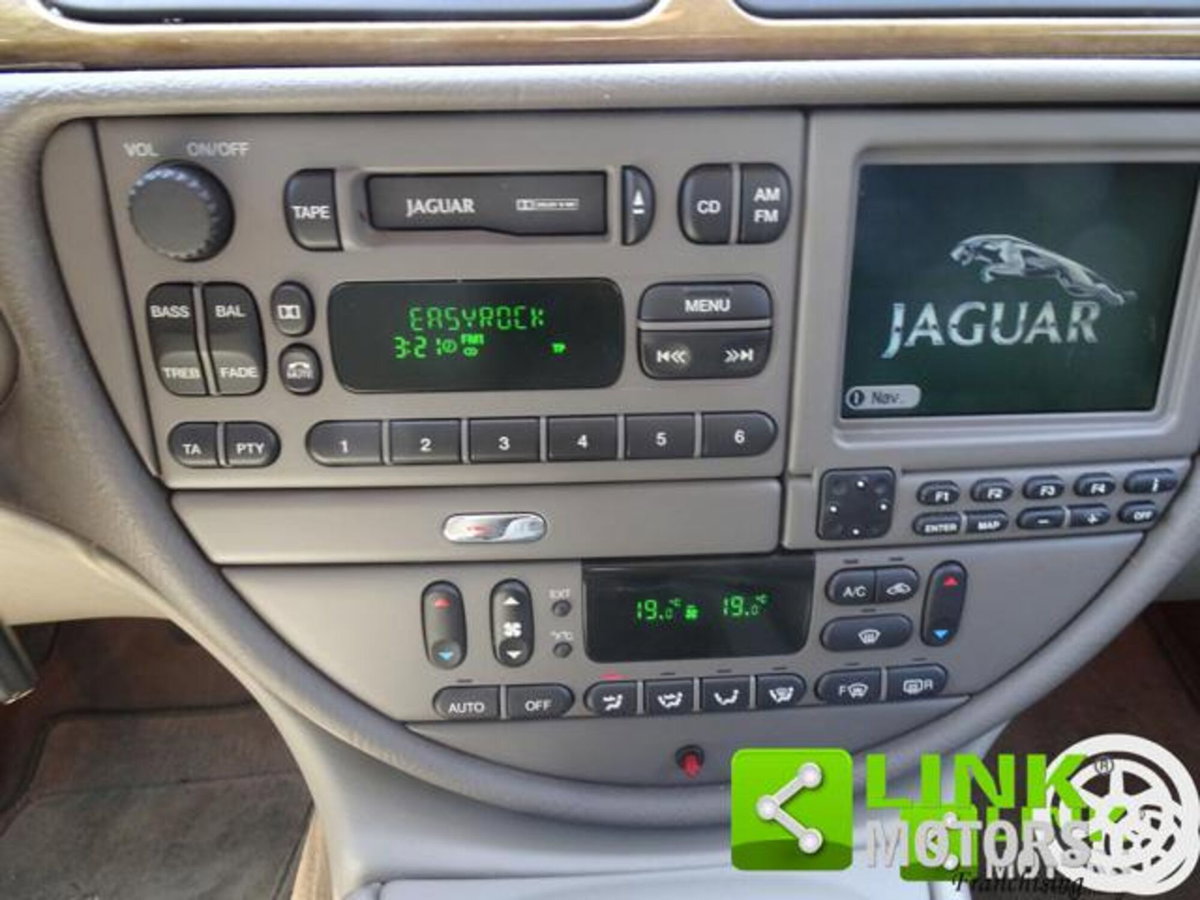 Jaguar S-Type 3.0 V6 Executive (17)