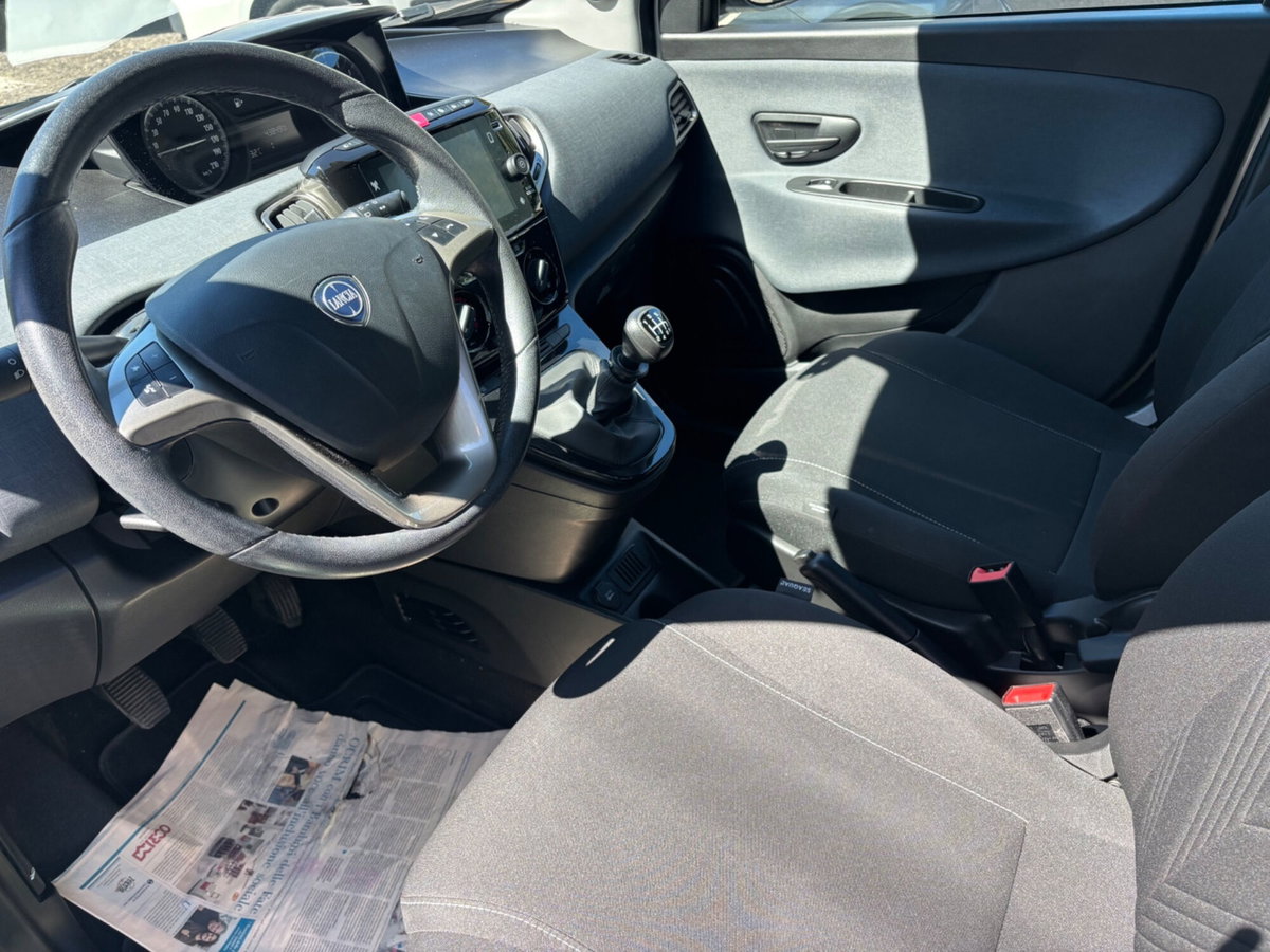 Lancia Ypsilon 1.0 FireFly 5 porte S&S Hybrid Alberta Ferretti (5)