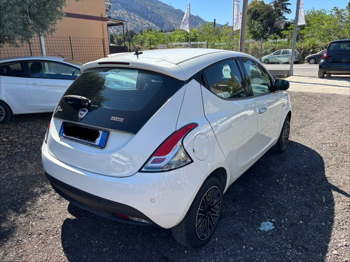 Lancia Ypsilon 1.0 FireFly 5 porte S&S Hybrid Alberta Ferretti (8)