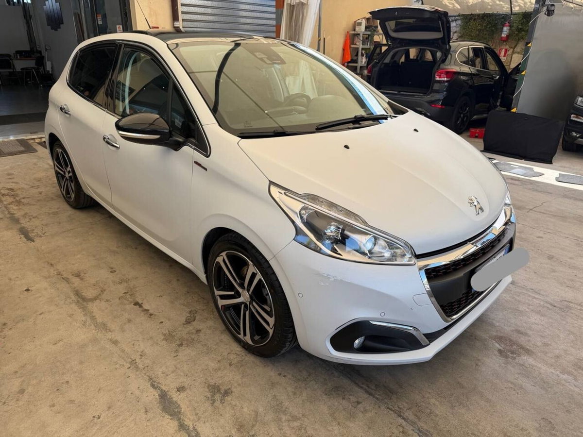 Peugeot 208 100 5p. GT Line ICE White (2)