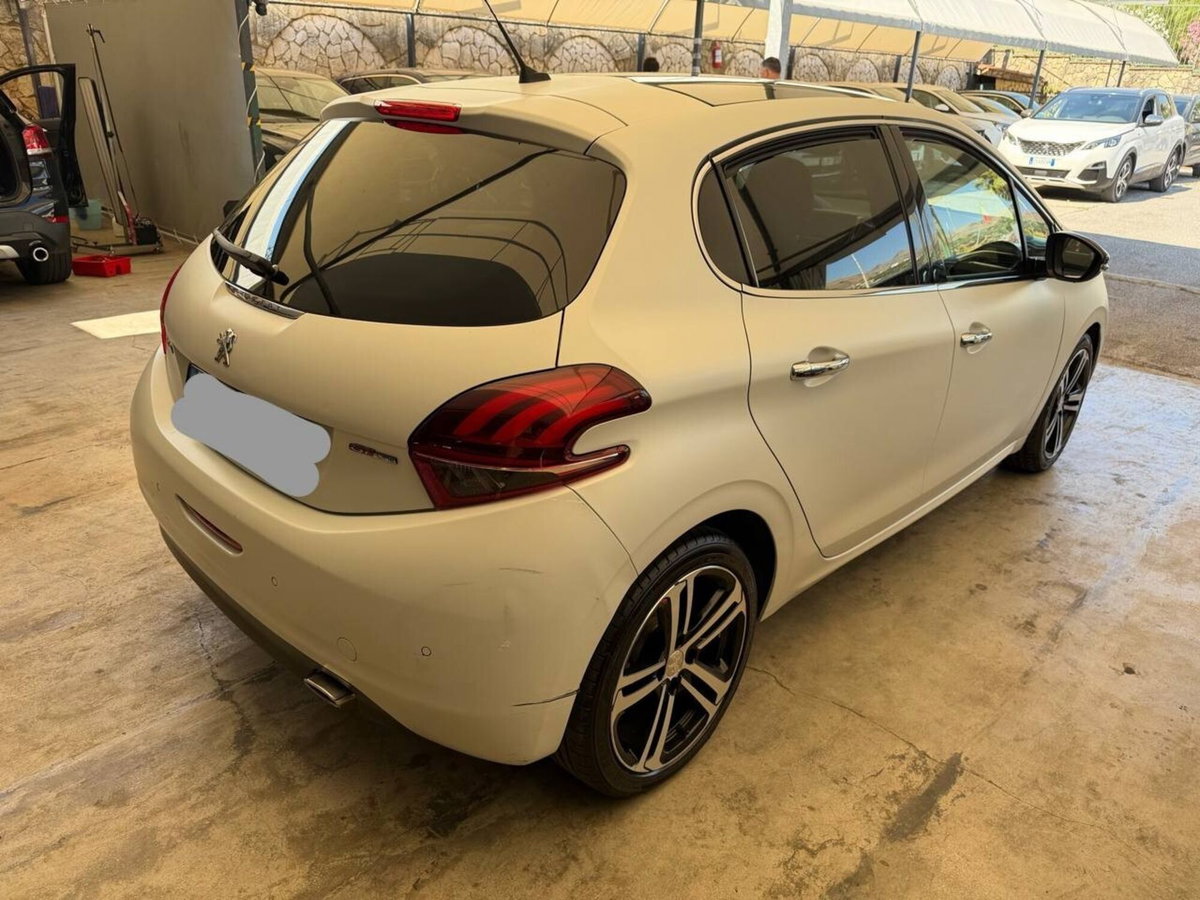 Peugeot 208 100 5p. GT Line ICE White (5)