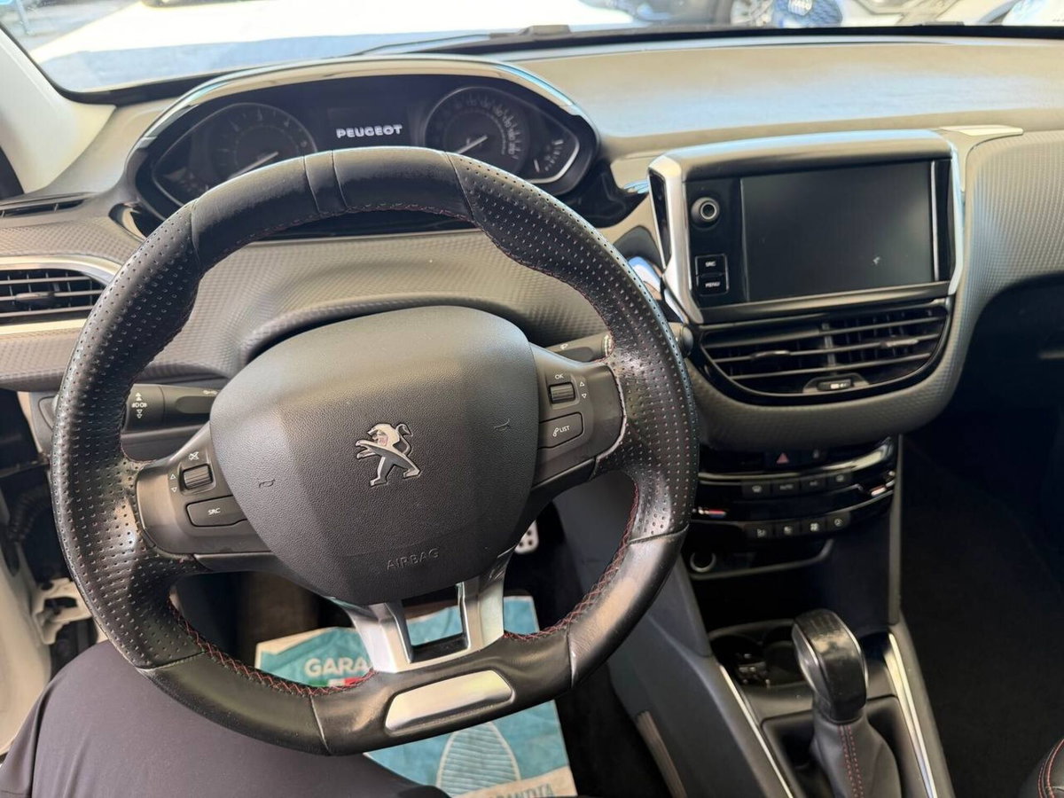 Peugeot 208 100 5p. GT Line ICE White (8)