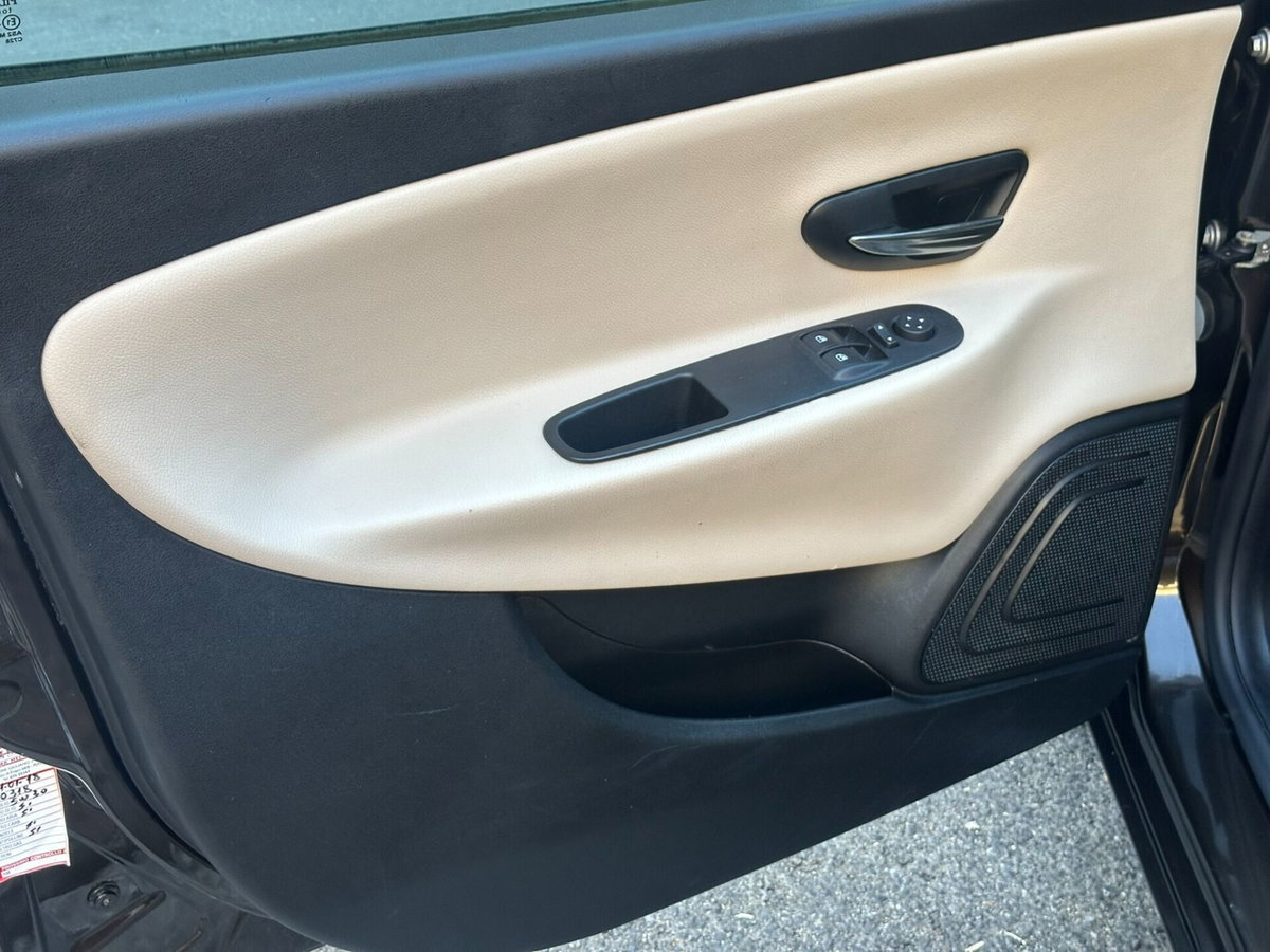 Lancia Ypsilon 1.2 69 CV 5 porte Platinum (10)