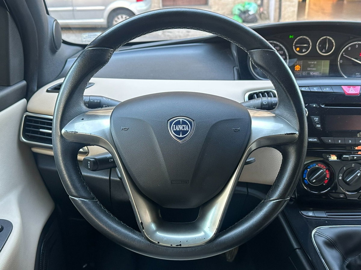 Lancia Ypsilon 1.2 69 CV 5 porte Platinum (14)