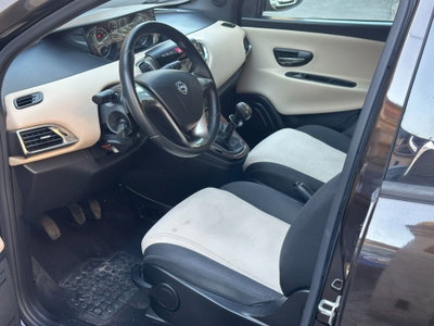 Lancia Ypsilon 1.2 69 CV 5 porte Platinum (8)