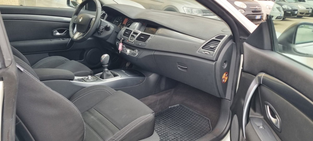 Renault Laguna Coupé 2.0 dCi 150CV Wave Edition (4)