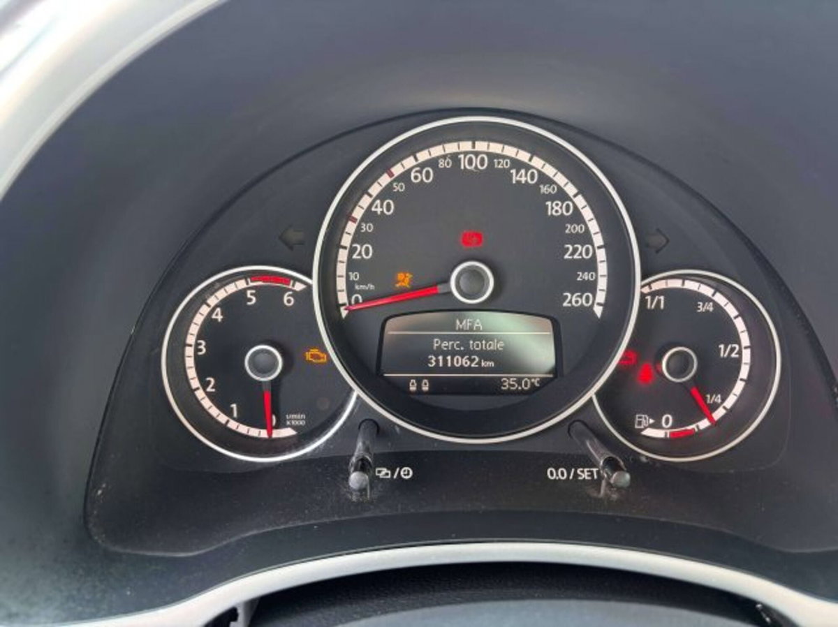 Volkswagen Maggiolino 1.6 TDI Design (7)