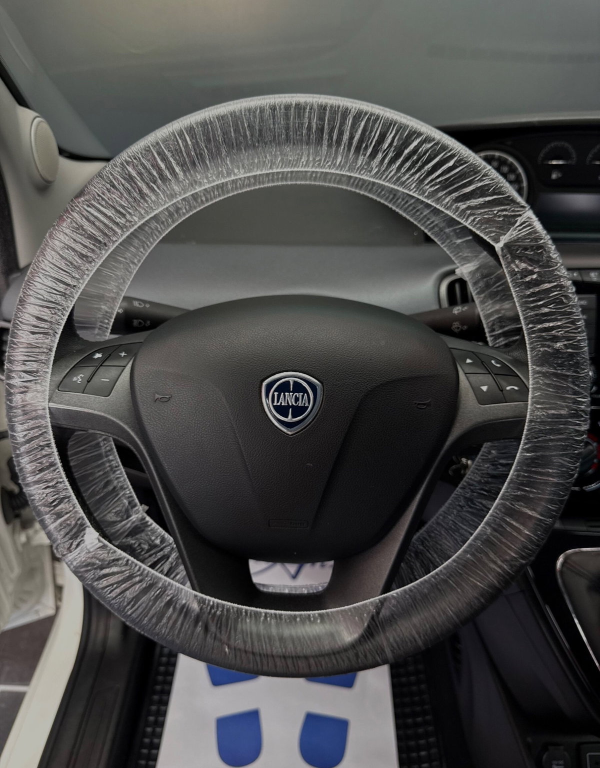 Lancia Ypsilon 1.2 69 CV 5 porte Gold (11)