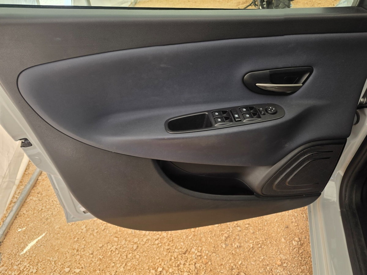 Lancia Ypsilon 1.2 69 CV 5 porte Mya (18)