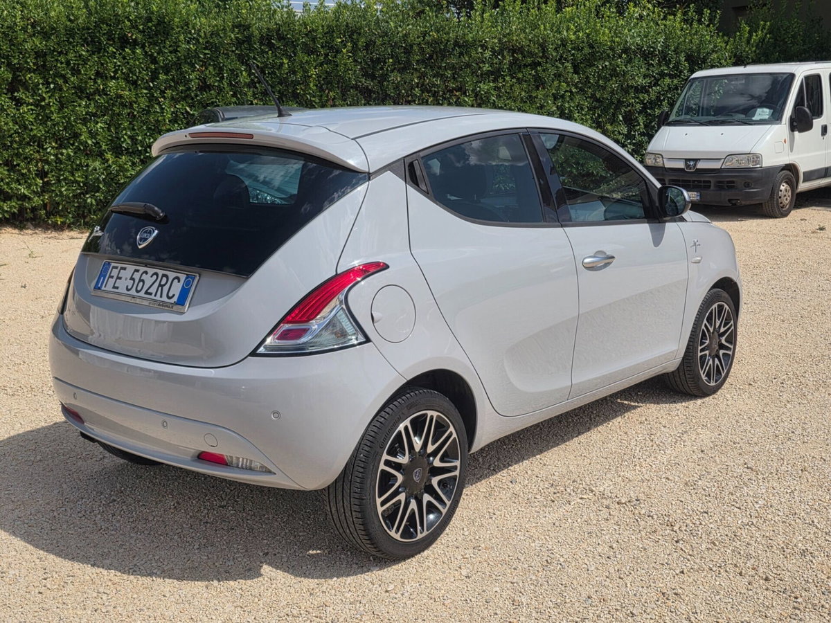 Lancia Ypsilon 1.2 69 CV 5 porte Mya (2)
