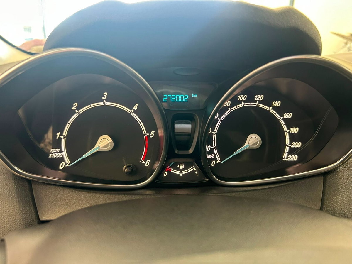 Ford Fiesta 1.5 TDCi 75CV 5 porte Titanium (11)