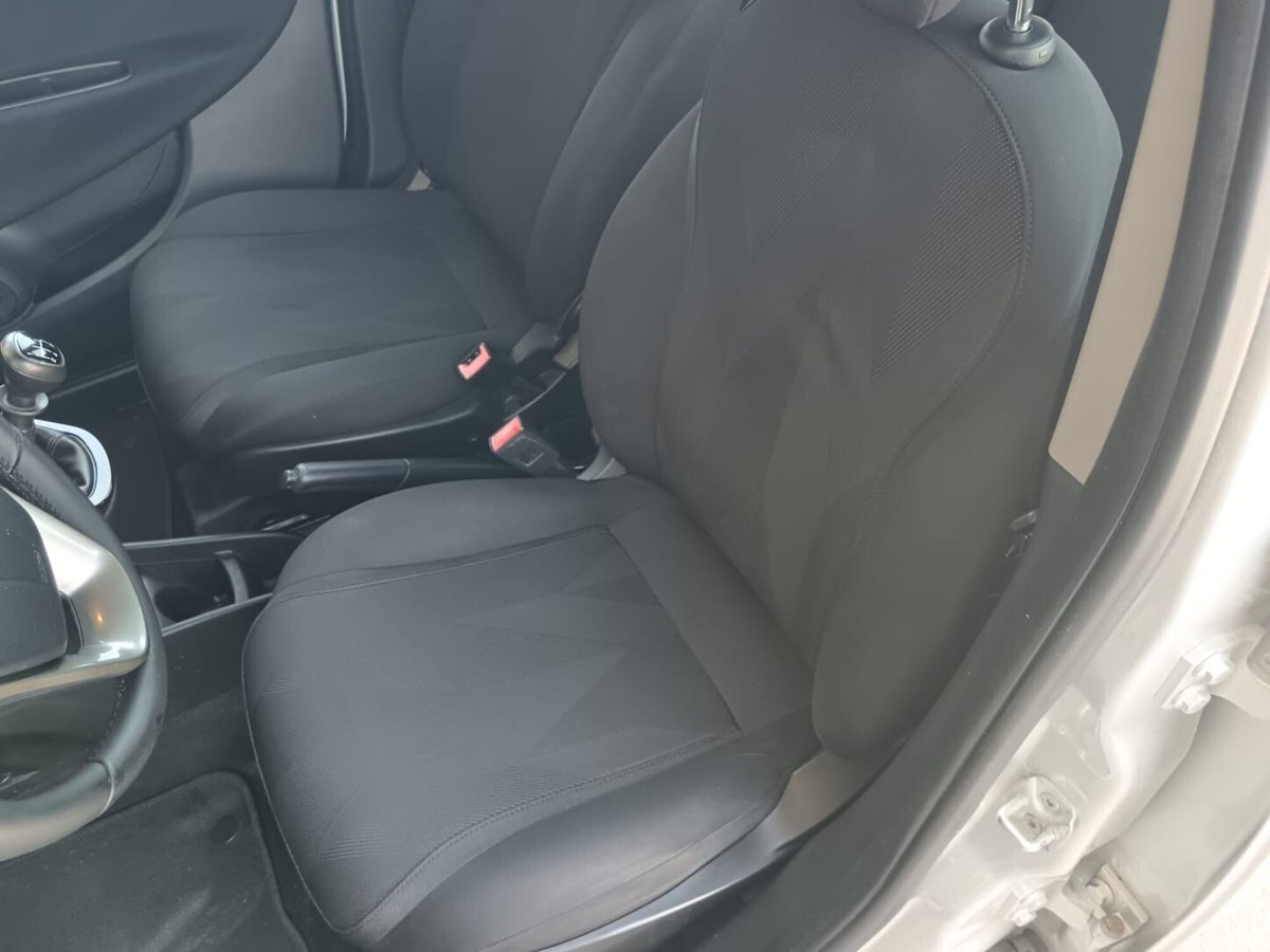Lancia Ypsilon 1.2 69 CV 5 porte Gold (5)