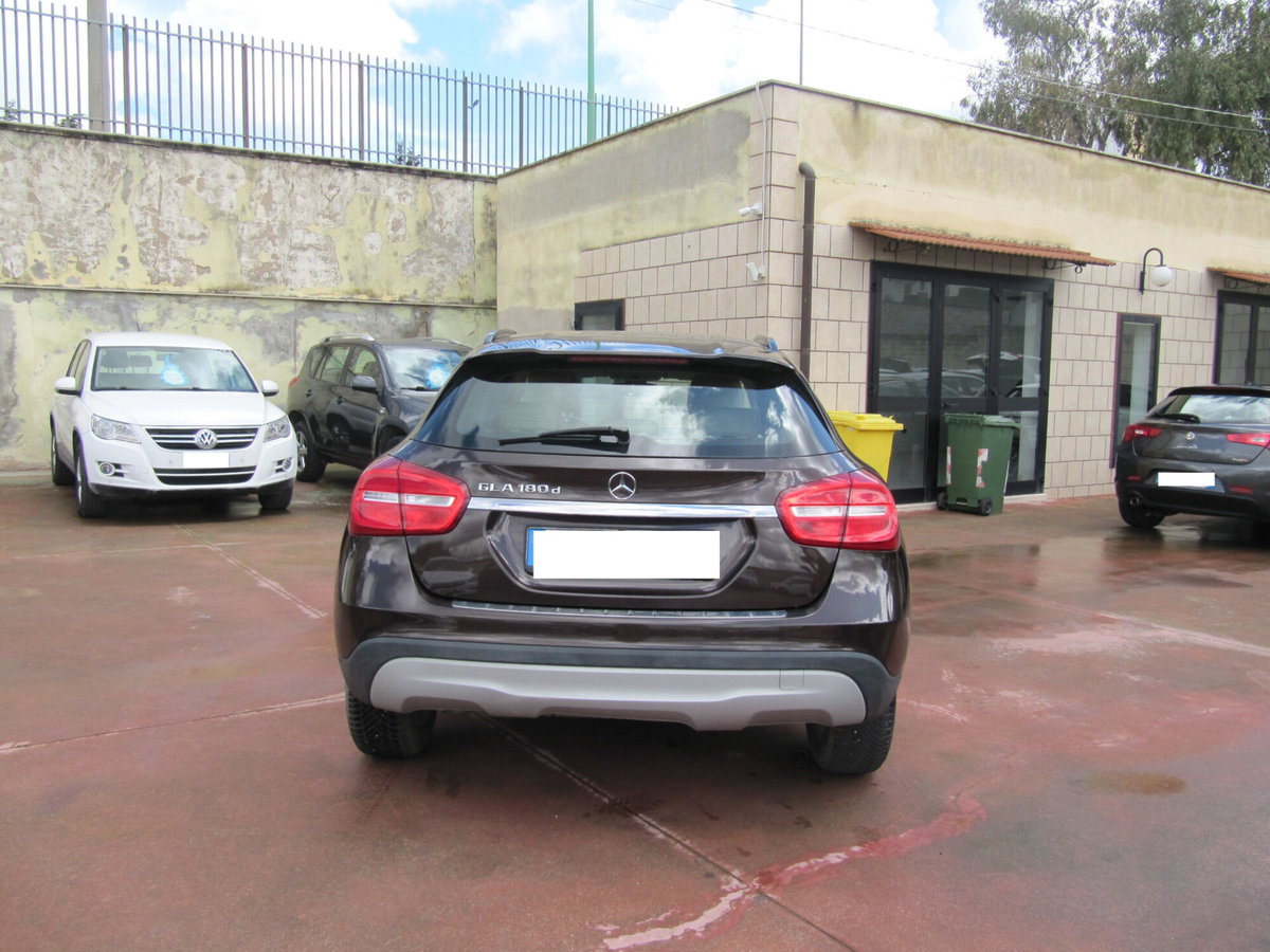 Mercedes-Benz GLA SUV 180 d Executive (4)