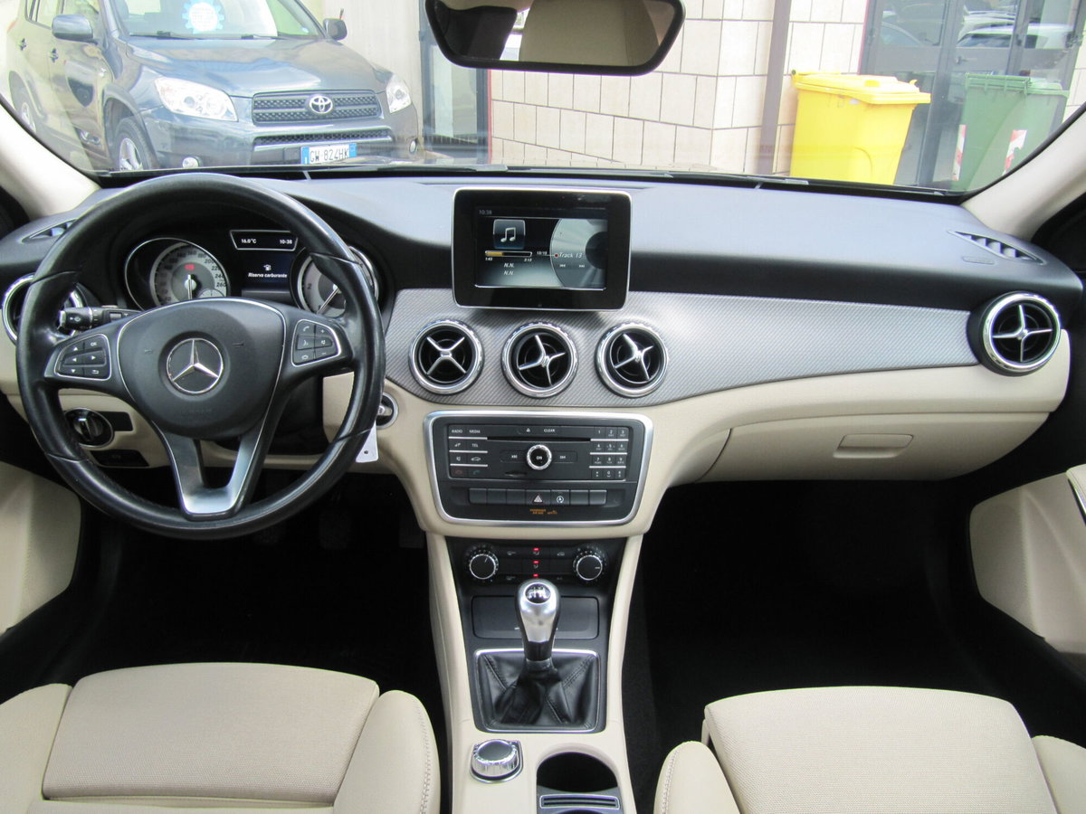 Mercedes-Benz GLA SUV 180 d Executive (5)